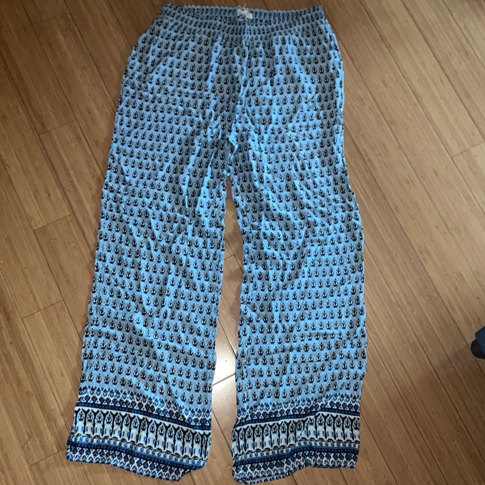 Women’s lounge wide leg style pants Size XL fits more like L